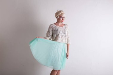 Bir bere ve parlak giysileri içinde bir kadın portresi