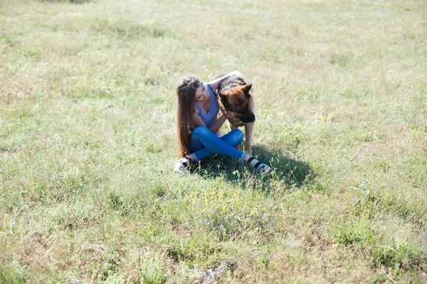Vrouw speelt met hond herdershond opleiding leuk — Stockfoto