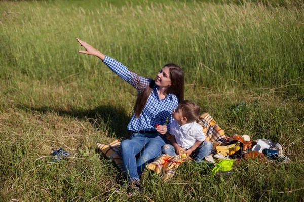 Mutter und kleiner Junge schauen nach Sommerzeit — Stockfoto