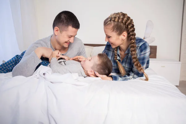 Mom dad and son in the morning in the bedroom on the bed — Stock Photo, Image
