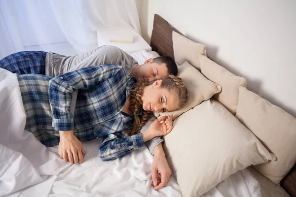 Mann und Frau schlafen tagsüber in Betten im Schlafzimmer — Stockfoto