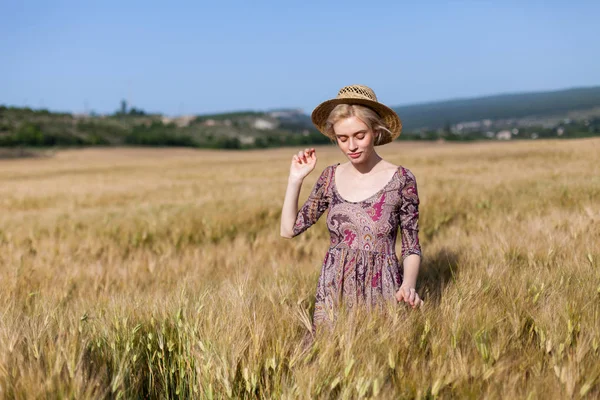 güzel kadın çiftçi alana buğday tarlası