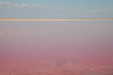 Mavi gökyüzü manzara arka plan ile pembe Lake
