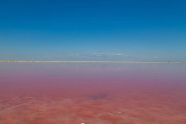 Mavi gökyüzü manzara arka plan ile pembe Lake