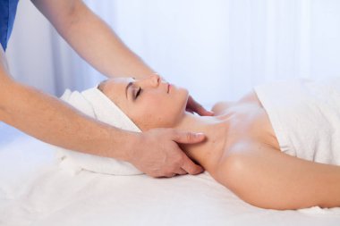yüz ve boyun güzel kadın Spa'da masaj