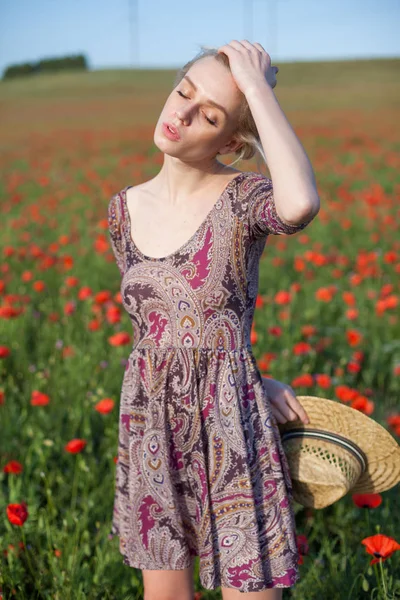 Bela mulher agricultor em campo fazenda b — Fotografia de Stock