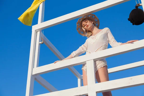 Porträtt av vacker flicka i underkläder på stranden havet — Stockfoto