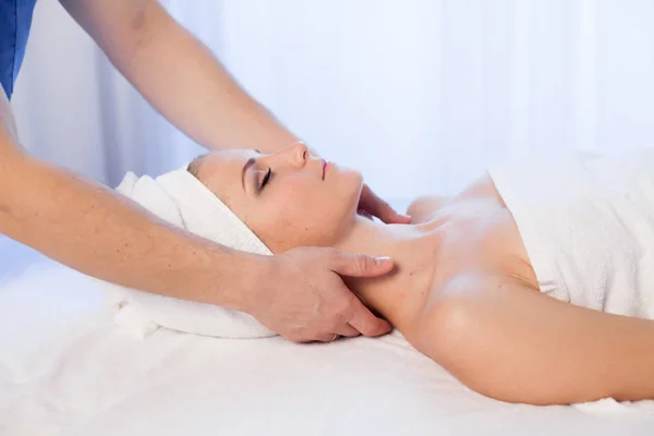 Rosto e pescoço massagem bela mulher no Spa — Fotografia de Stock