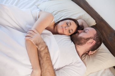 adam ve kadın karı koca yatakta uyuyor musun