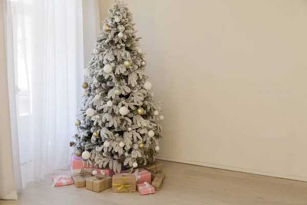 Arredamento appartamento per il nuovo anno Albero di Natale e regali — Foto Stock