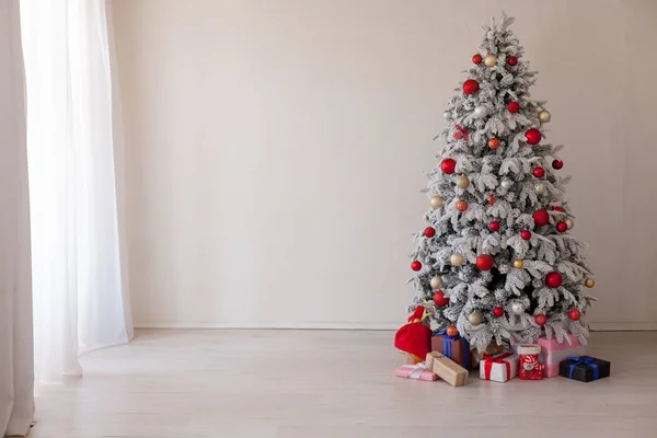 Decoração de Natal Árvore de Natal com presentes em branco — Fotografia de Stock