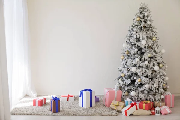 Lägenhet inredning för nytt år julgran och gåvor — Stockfoto