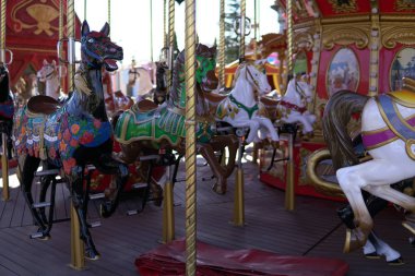 Çocuk konumlar renkli atlıkarınca at eğlenceli z