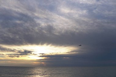 deniz v üzerinde gökyüzünde uçan bir yolcu uçağı