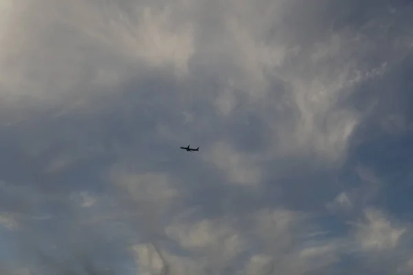 Um avião de passageiros voando no céu sobre o mar v — Fotografia de Stock