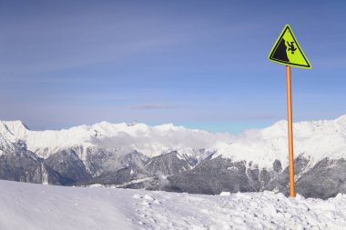 Yükseklik karlı dağlarda kayak resort işareti q