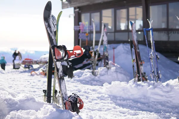 Nieve en la estación de esquí de material deportivo esquís y snowboard — Foto de Stock