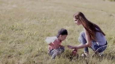 Anne ve oğlunun yürüyüş kelebekler yakalamak