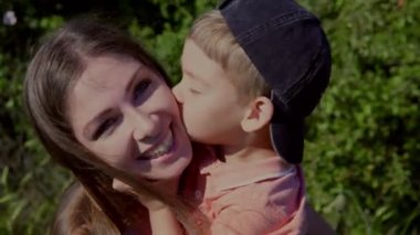 Anne ve genç çocuk öpücük kutusunda gülmek