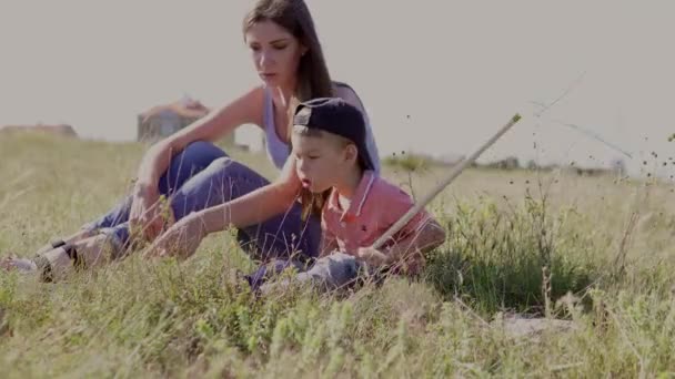 Mamá con hijo coger mariposas — Vídeos de Stock