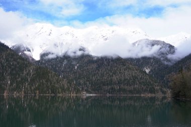 güzel dağ Gölü ve Dağları kar üstleri ile