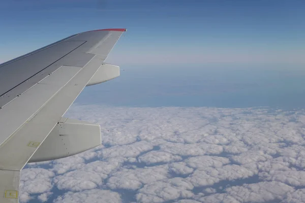 Wing céu azul e nuvens na viagem — Fotografia de Stock