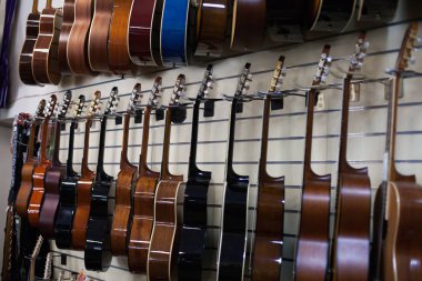 birçok gitar müzik aletleri b n mağaza içi