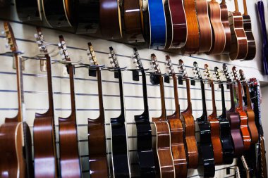 birçok gitar müzik aletleri b n mağaza içi