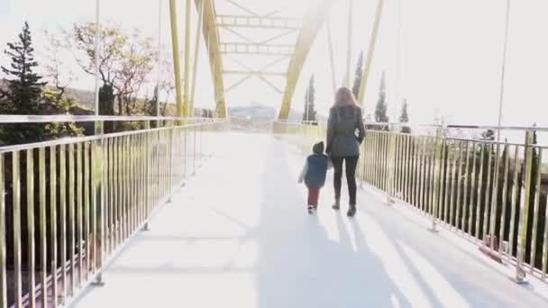Mãe e pequeno filho ir sobre a ponte — Vídeo de Stock