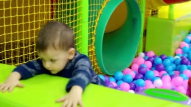 topları ile oyun oynayan küçük çocuk