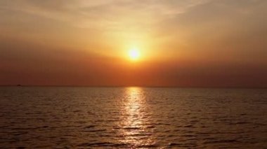 Gün batımı deniz manzara bulutlar ve dalgalar