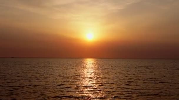 Puesta de sol paisaje marino con nubes y olas — Vídeos de Stock