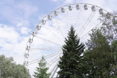Roller coaster konumlar eğlenceli parkta çocuklar için
