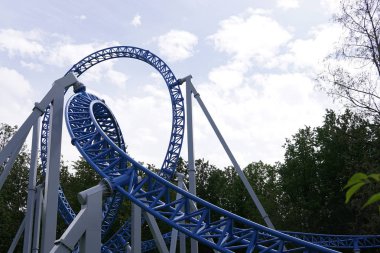 Roller coaster konumlar eğlenceli parkta çocuklar için