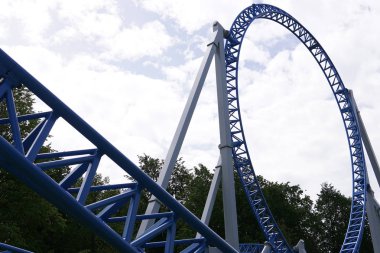 Roller coaster konumlar eğlenceli parkta çocuklar için