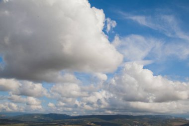 Mavi gökyüzü beyaz bulut dağ manzara z