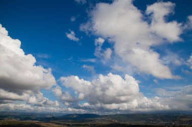 Mavi gökyüzü beyaz bulut dağ manzara z