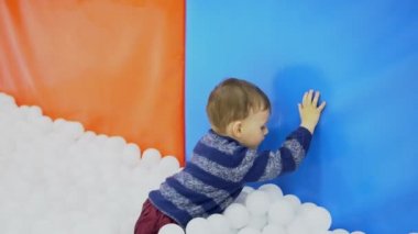 topları 1 ile oyun oynayan küçük çocuk