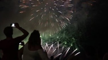 bir sürü insan havai fişek Fireworks gece tatil izlerken