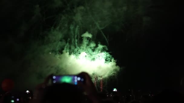 Krásný ohňostroj sledování lidí Fireworks z — Stock video