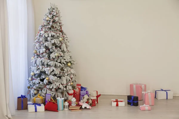 Weihnachtsbaum mit Geschenken, Lichtergirlanden zum neuen Jahr — Stockfoto