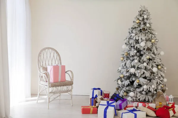 Inre av vita rummet med en julgran och julklappar gåvor — Stockfoto