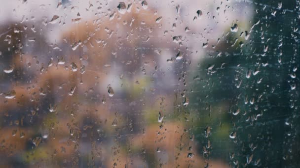 Капли дождя на оконном проходе с помощью машин — стоковое видео