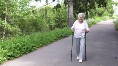 Büyükanne Nordic baston eski gri yürür