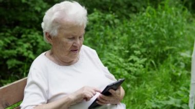 Yaşlı nine Internet smartphone vasıl görünüyor