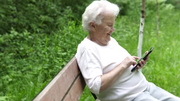 오래 된 할머니 보고 인터넷 스마트폰 — 비디오