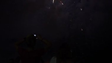 bir sürü insan havai fişek Fireworks gece tatil izlerken
