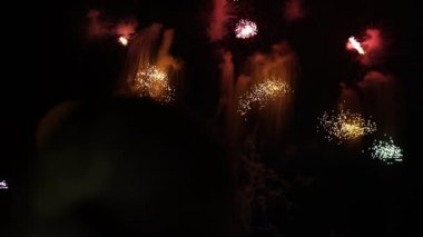 güzel insanlar havai fişek izlerken havai fişek z