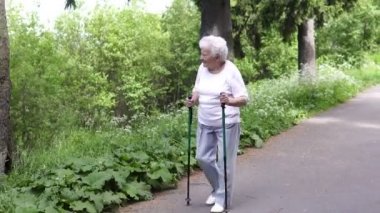 Büyükanne Nordic baston eski gri yürür