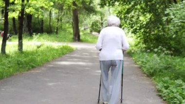 Yaşlı kadın yaşlılıkta dans etmeye başladı